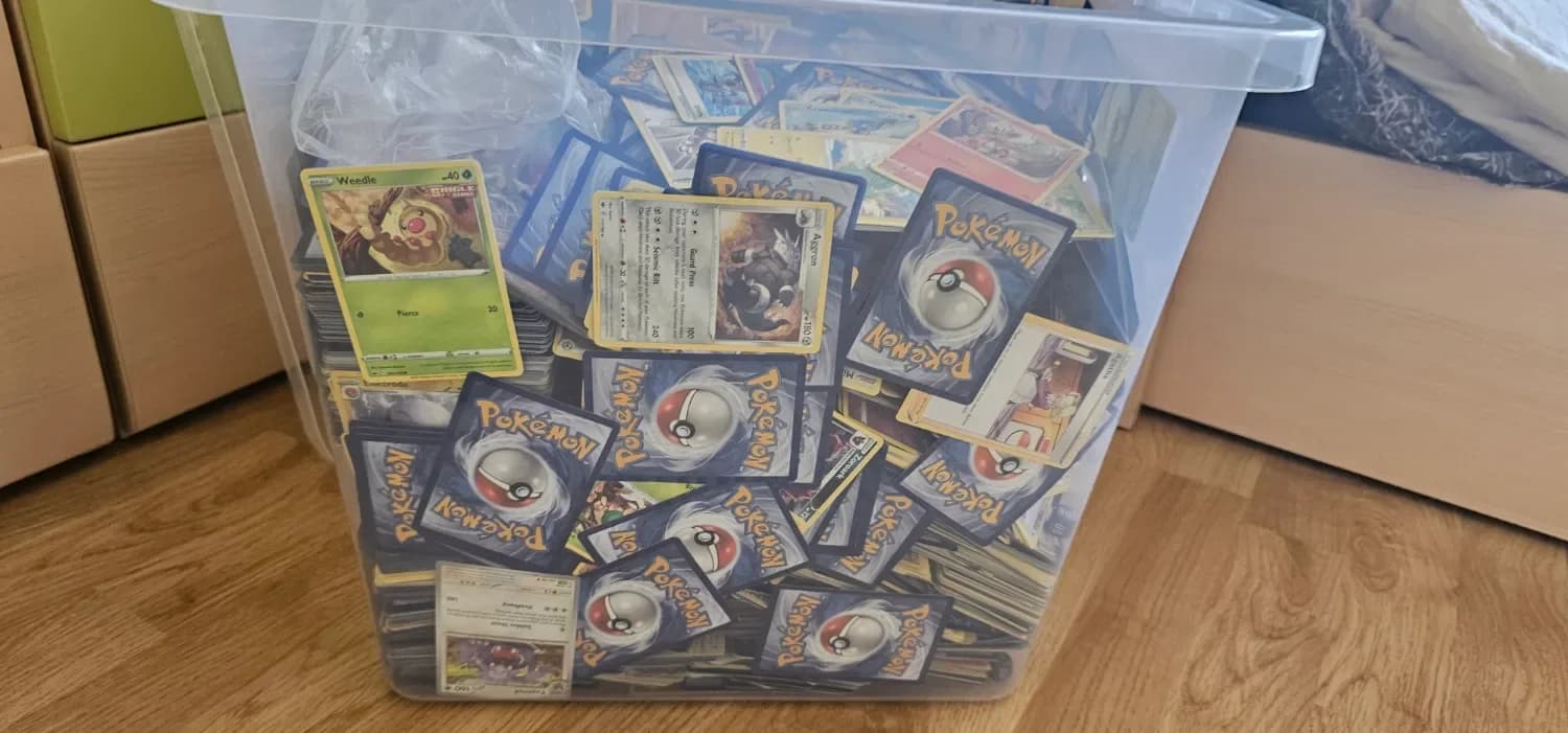 Predám celú krabicu pravých pokémon kariet z edície Sworld and Shield